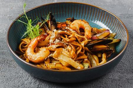 Рисовая лапша с морепродуктами