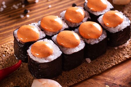 Ролл спайси с окунём