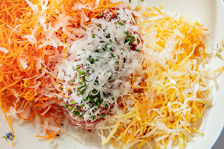 Тартар из говядины, топинамбур, пармезан