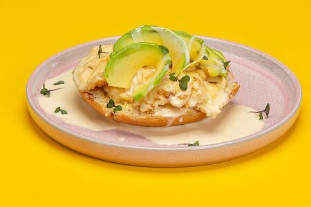 Скрэмбл из яиц с авокадо, лососем или беконом