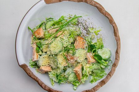 Салат с копчёной форелью