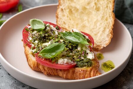 Круассан с томатами и страчателлой