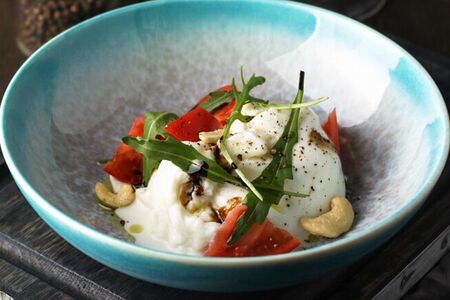 Буратта с томатами и рукколой