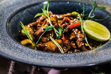 Гречневая лапша с цыплёнком унаги и овощами