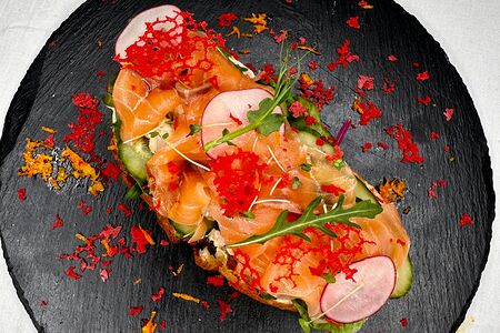 Брускетта с семгой, царской масляной рыбой и творожным сыром