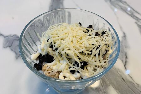 Салат с курицей и черносливом
