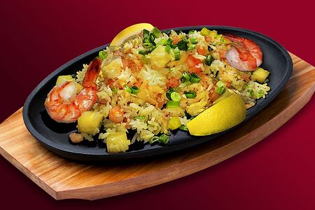 Жареный рис с креветками, яйцом и ананасом