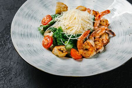 Цезарь с тигровыми креветками