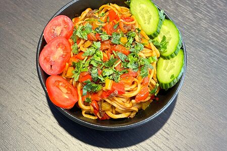 Жареная лапша с говядиной и овощами