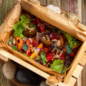 Ящик с помидорами и фасолью каннеллони