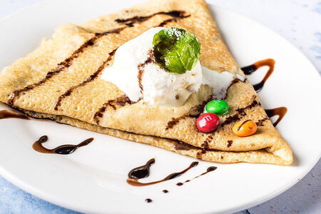 Блины с мёдом и грецкими орехами