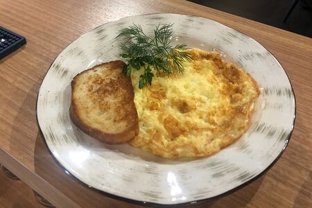 Омлет с ветчиной, помидорами и зеленью