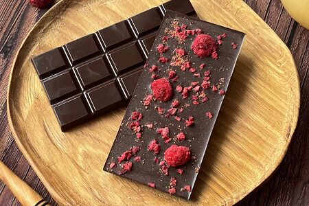 Темный шоколад с сублимированной малиной и клубникой