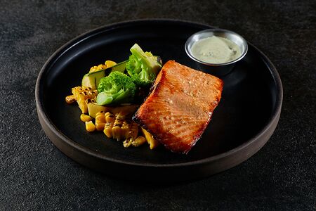 Стейк из красной рыбы с овощами гриль