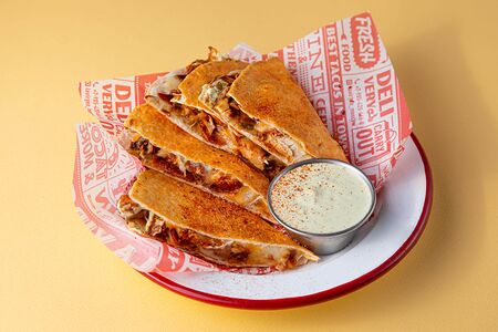 Кесадилия с хрустящей курицей