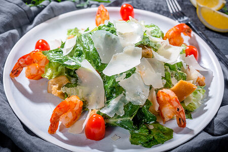 Салат Цезарь с креветками