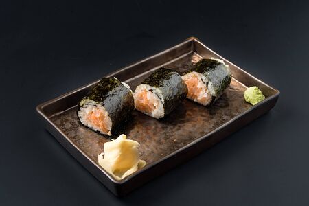 Хэнд-ролл с лососем