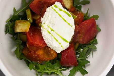 Салат три томата с сырным кремом