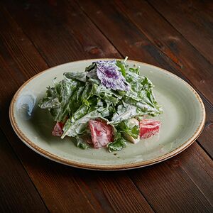 Салат с домашним сыром и помидорами