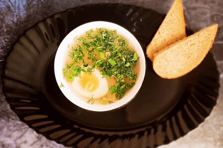 Суп с вермишелью, курицей, зеленью и яйцом