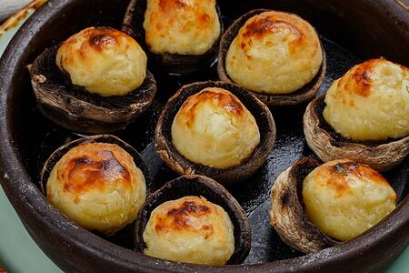 Шампиньоны, запеченные с сыром