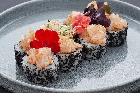 Ролл №22 с тартаром из морского гребешка, сливочным сыром, манго, томаго