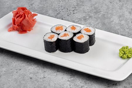 Ролл классический с лососем