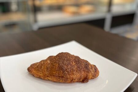 Круассан миндальный с корицей и яблоком