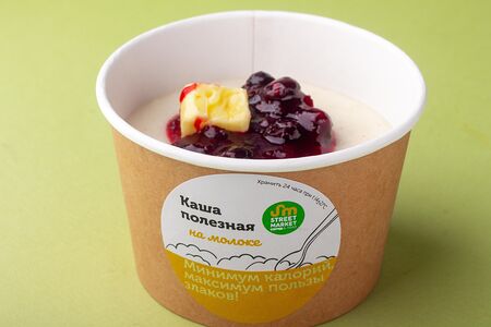 Каша манная с ягодным соусом