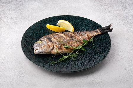 Дорадо на гриле с лимоном