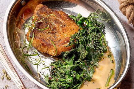 Хрустящий судак с томлёной зеленью и соусом табуле