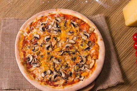 Пицца с курицей и грибами