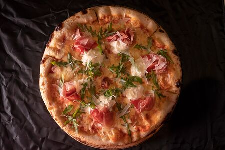 Пицца с прошутто и страчателлой
