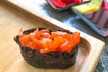 Гункан Спайси форель