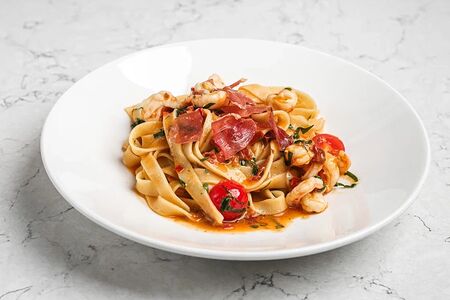 Феттуччине с креветками в соусе из томатов черри