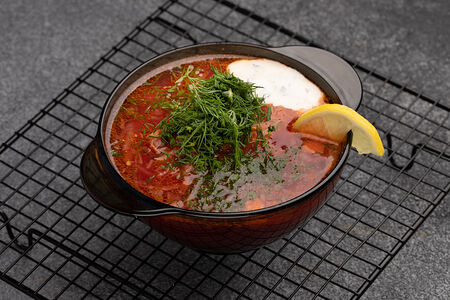 Борщ со сметаной и зеленью