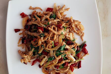 Жареные соломки свинины с острым перцем и кинзой