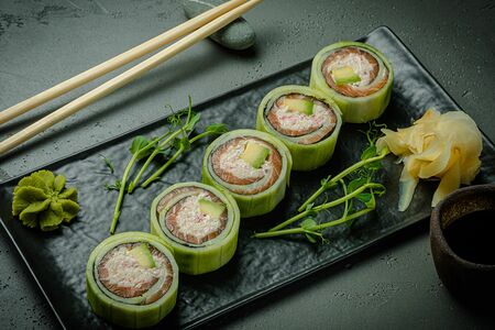 Ролл с лососем и авокадо