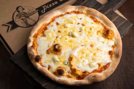 Пицца Четыре сыра на белом сливочном соусе бешамель