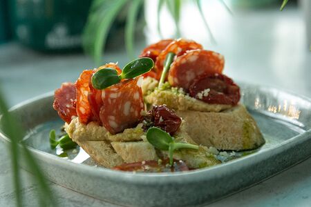 Тапас с чоризо и хумусом