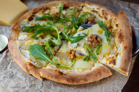 Пицца с грушей и горгонзолой