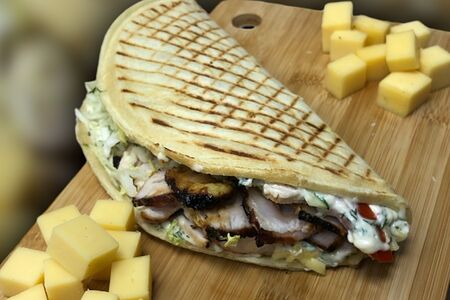 Закрытая пицца со свининой