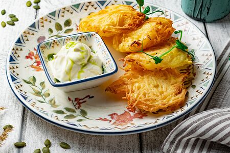 Картофельные драники со сметаной