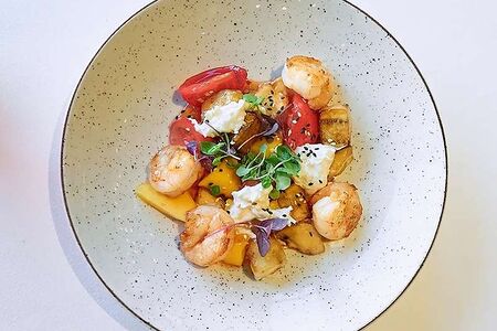 Салат с манго и сыром страчателла