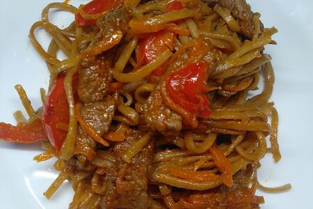 Гречневая лапша с курицей и овощами