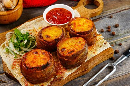 Молодой картофель с беконом на углях