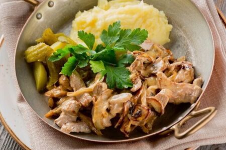 Бефстроганов с картофельным пюре