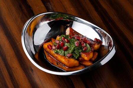 Печёная тыква с гранатом и винным соусом