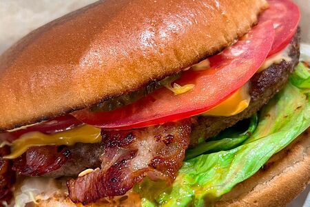 Биф-бургер с беконом и соусом гриль