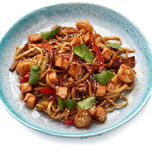 Удон с креветками и лососем